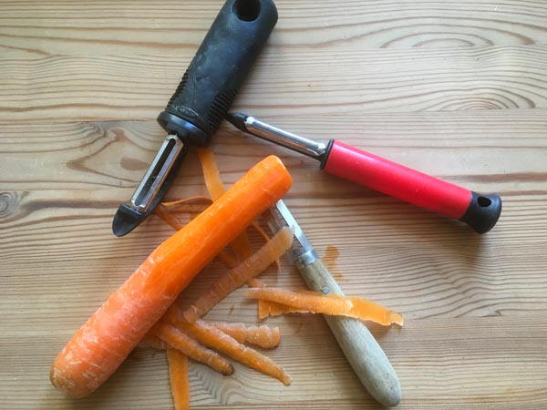 hjælp til at skrælle gulerødder